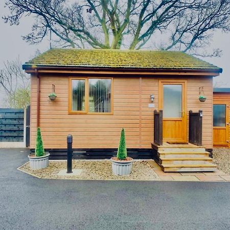Cherry Cabin With Hot Tub York Eksteriør bilde