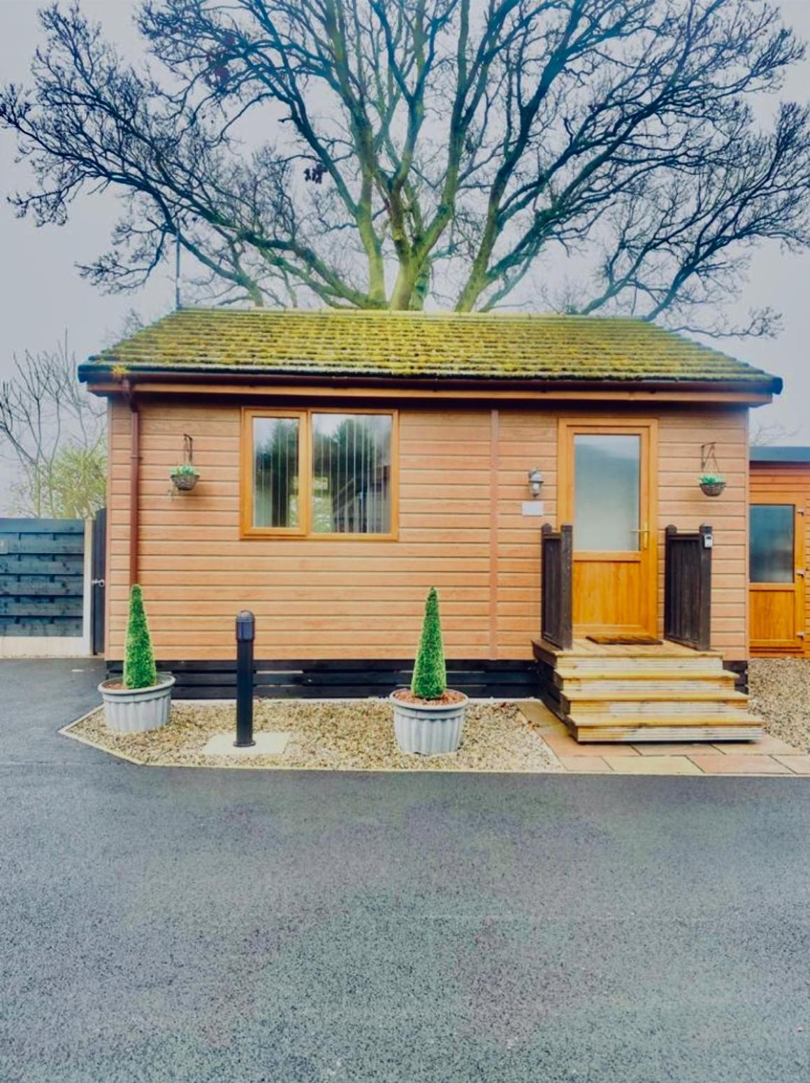 Cherry Cabin With Hot Tub York Eksteriør bilde